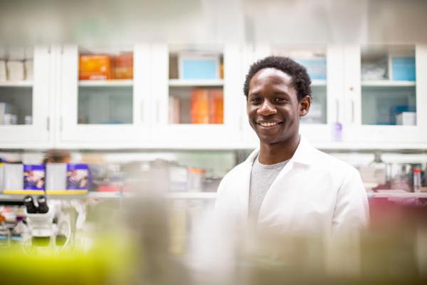 UK student Mirindi Kabangu conducts research in the Randal Voss lab.