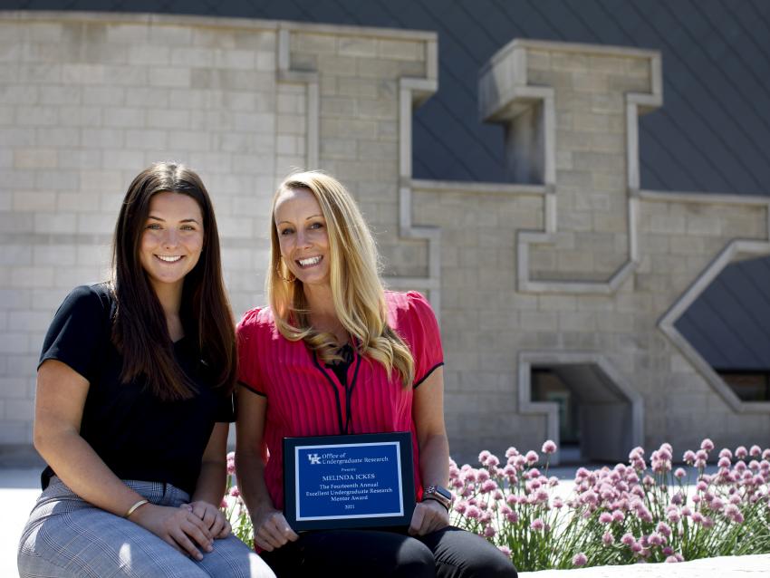 Dr Melinda Ickes and Julia Estes Faculty mentor of the year award 2021