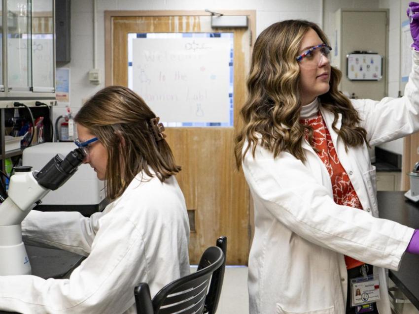 Madi Wilson Caroline Harper Hannon in the lab
